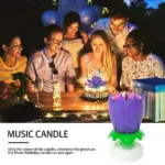 Vela musical morada en forma de flor para cumpleaños, junto a grupo celebrando alrededor de una tarta con otra vela encendida sobre mesa de madera.