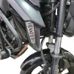 Carenado protector lateral de acero inoxidable plateado con rejilla para Yamaha FZ 25, instalado en la parte frontal.