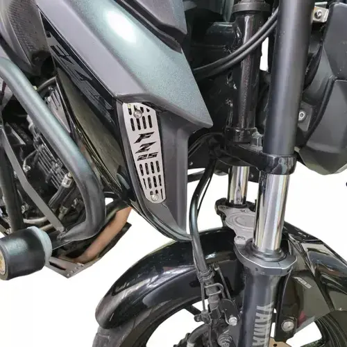 Carenado protector lateral de acero inoxidable plateado con rejilla para Yamaha FZ 25, instalado en la parte frontal.