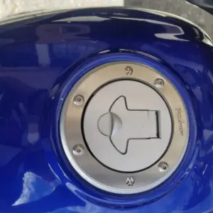 Tapa gasolina Pulsar 180 instalada en el tanque de la moto