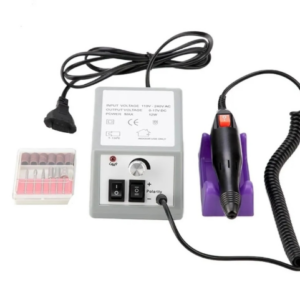 Torno eléctrico pulidor de uñas profesional gris con control de velocidad, soporte morado, cable en espiral y estuche con brocas y bandas de lija.