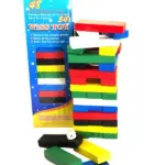 Torre de madera multicolor tipo Jenga con bloques de colores, dado y caja azul de Wiss Toy.