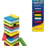 Torre de bloques de madera multicolor en juego de destreza, con piezas inclinadas, un dado y su empaque azul de Wiss Toy.