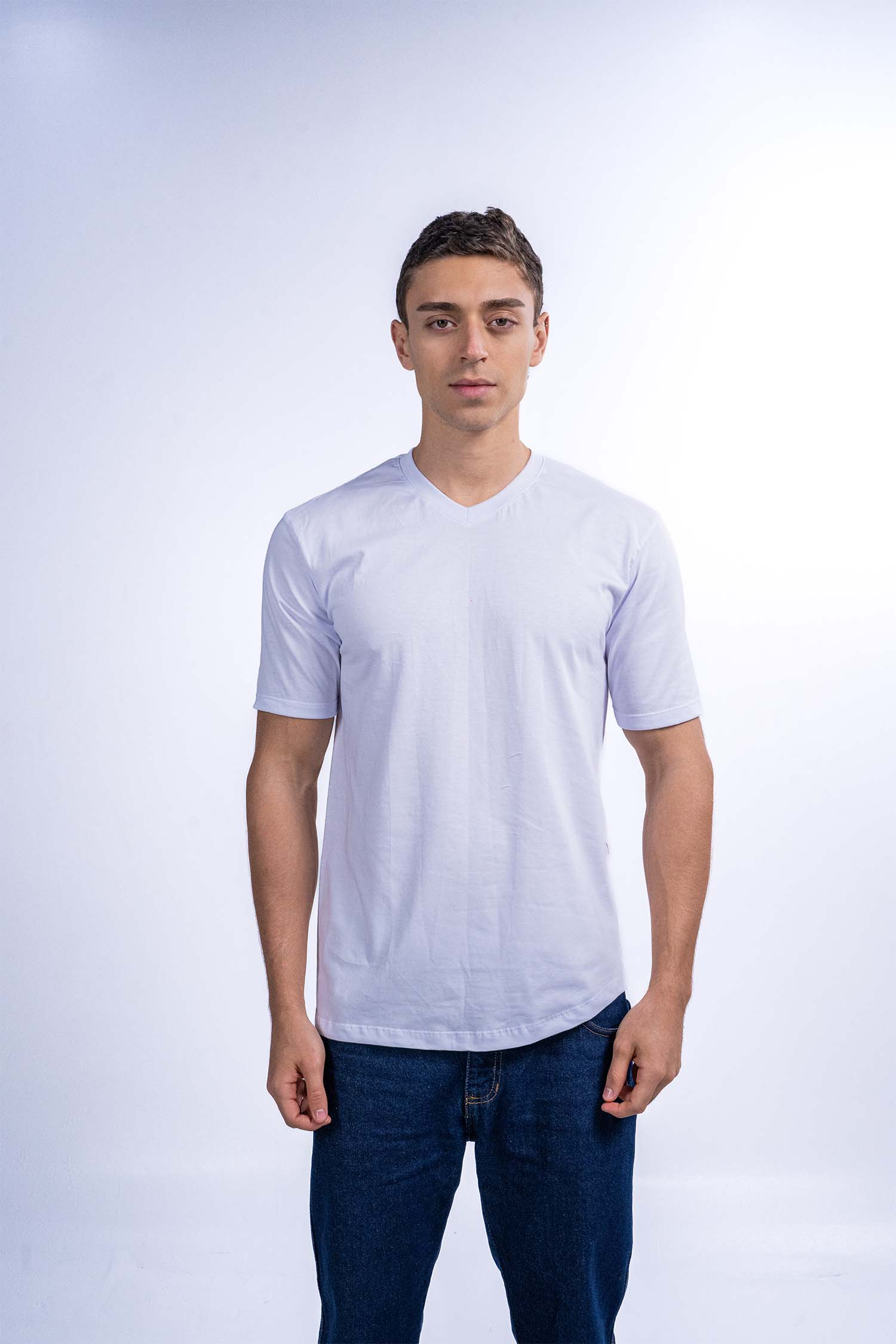 Camiseta de algodón Open End con cuello en V para hombre - Garantiza frescura y comodidad clásica durante todo el día