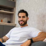 Camiseta de algodón Open End con cuello en V para hombre - Garantiza frescura y comodidad clásica durante todo el día