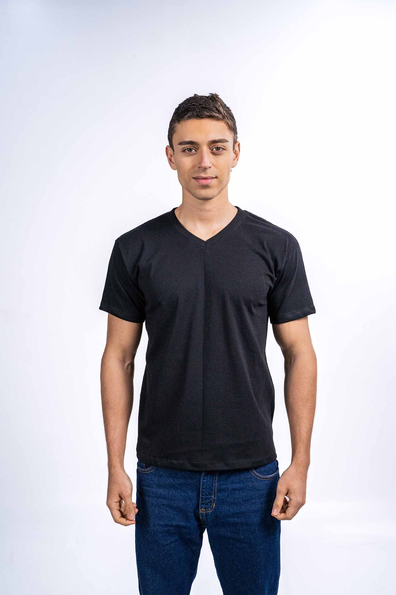 Camiseta de algodón Open End con cuello en V para hombre - Garantiza frescura y comodidad clásica durante todo el día