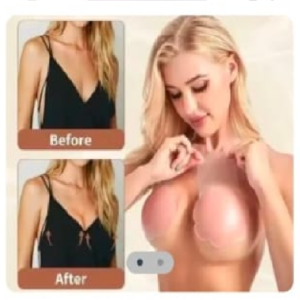 Cubre pezón circular adhesivo de silicona color piel, invisible para ropa sin tirantes, muestra efecto de realce y sujeción en el pecho.