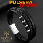 Pulsera de cuero negro con tiras trenzadas y lisas, detalles en acero inoxidable y cierre imantado rectangular plateado.