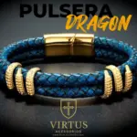 Pulsera Dragon de cuero azul trenzado con detalles de cabezas de dragón doradas y cierre imantado de acero inoxidable.