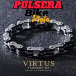 Pulsera de color plata con diseño de eslabones de cadena de bicicleta, presentada en círculo sobre fondo oscuro texturizado.
