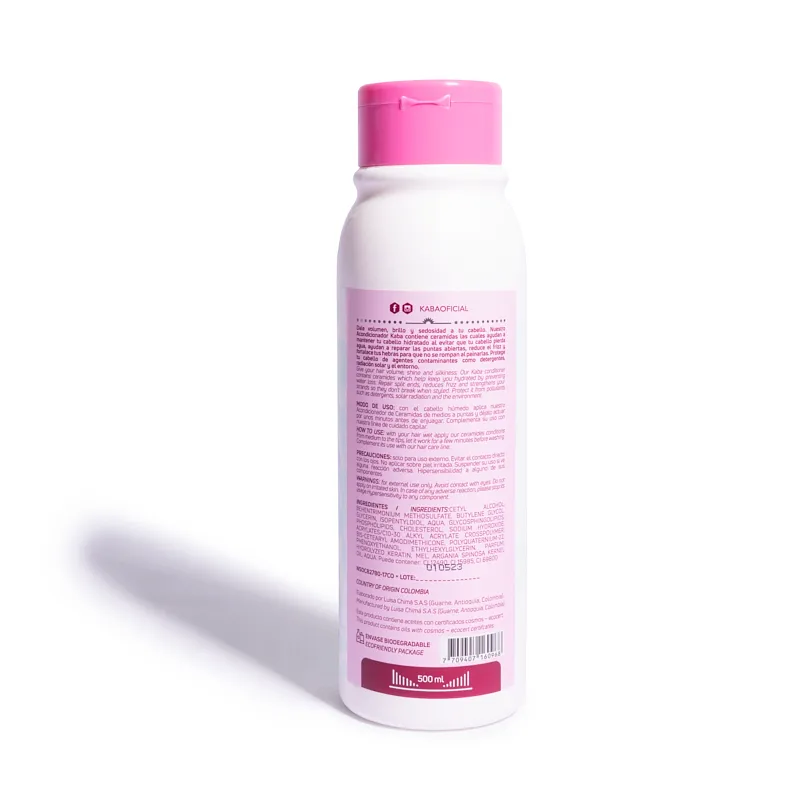 Envase cilíndrico blanco de acondicionador capilar Kaba con tapa dosificadora fucsia, etiqueta informativa en la parte posterior y contenido de 500 ml.