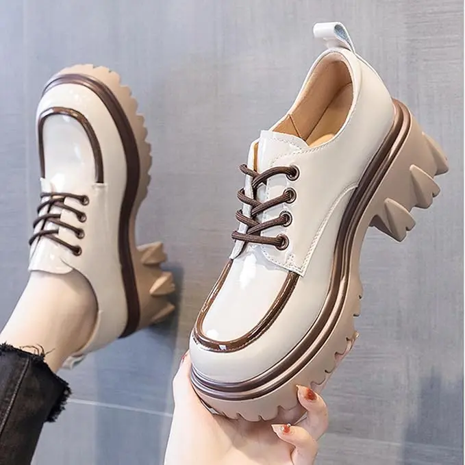 Zapato Cairluxe de plataforma alta en color beige con detalles marrones oscuros, cordones y suela gruesa track dentada.