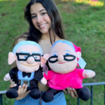 Set de peluches de Carl y Ellie de Up 45 cm - decoran tu hogar con un toque tierno y nostálgico - Imagen 2