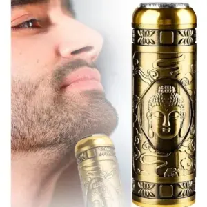 Afeitadora eléctrica portátil dorada con grabado de Buda y cuchilla circular superior, junto a un hombre afeitándose la barba.