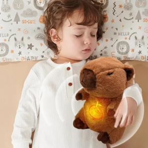Peluche de capibara café con luz nocturna naranja en el vientre, abrazado por un niño pequeño mientras duerme.