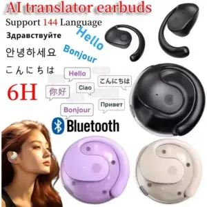 Audífonos inalámbricos traductores con IA en color negro, morado y blanco, diseño ergonómico de gancho, estuche circular y conectividad Bluetooth.