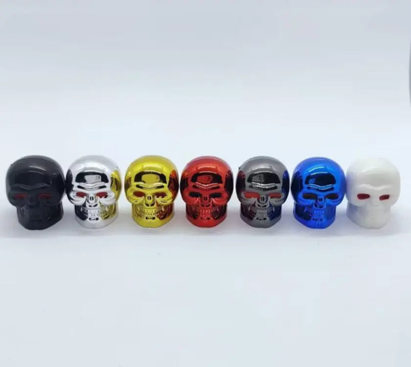 Instalación de tapones de calavera en llanta de vehículo para protección antipolvo y personalización