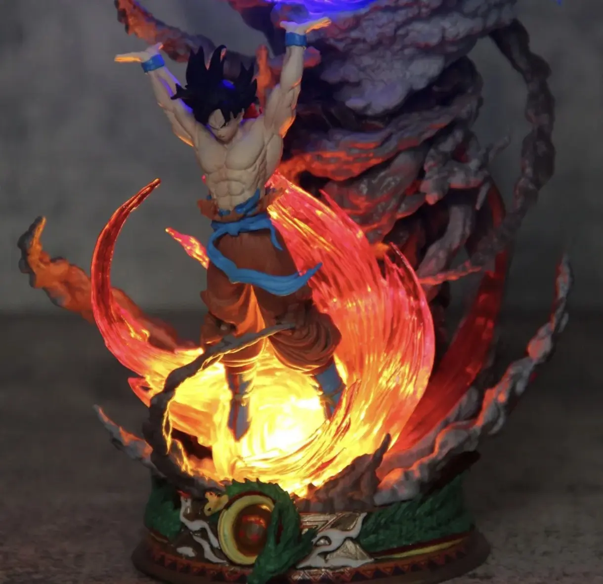Figura coleccionable de Goku Dragon Ball con luces LED - Ilumina tu espacio con estilo gamer