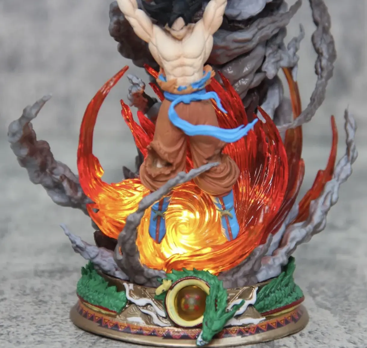 Figura coleccionable de Goku Dragon Ball con luces LED - Ilumina tu espacio con estilo gamer