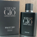 Perfume Giorgio Armani Acqua di Gio Profumo en frasco negro mate con atomizador y su caja a juego sobre superficie de madera