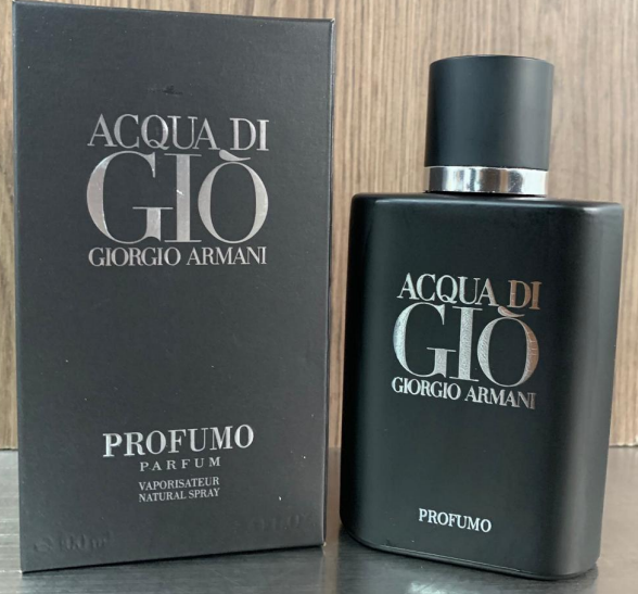 Perfume Giorgio Armani Acqua di Gio Profumo en frasco negro mate con atomizador y su caja a juego sobre superficie de madera