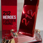 Frasco de perfume Carolina Herrera 212 Heroes rojo metálico con diseño de patineta junto a su caja roja con letras blancas.