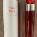 Perfume Perry Ellis 360 Red Eau de Toilette de 100 mililitros en envase cilíndrico rojo junto a su caja tubular blanca con detalles rojos.
