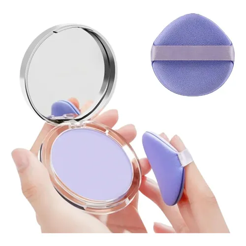 Polvo matificante compacto color lavanda en estuche transparente con espejo y esponja aplicadora morada en forma de gota.
