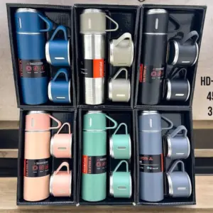 Set de 6 cajas con termo metálico de 450 ml y dos tazas a juego, disponible en colores azul, plateado, negro, rosado, verde y gris.