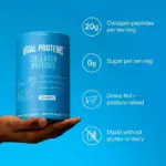 Colágeno Vital Proteins sin sabor en envase azul sostenido por una mano, con detalles de 20g de colágeno y 0g de azúcar por porción.
