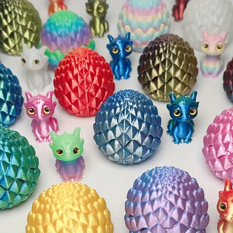 Colección de huevos de dragón 3D con textura de escamas y mini figuras de dragones en diversos colores vibrantes sobre fondo blanco.