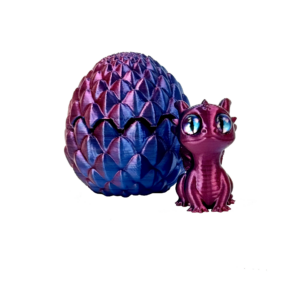 Huevo dragón con textura de escamas moradas y azules con grieta, junto a un pequeño dragón morado de ojos azules.