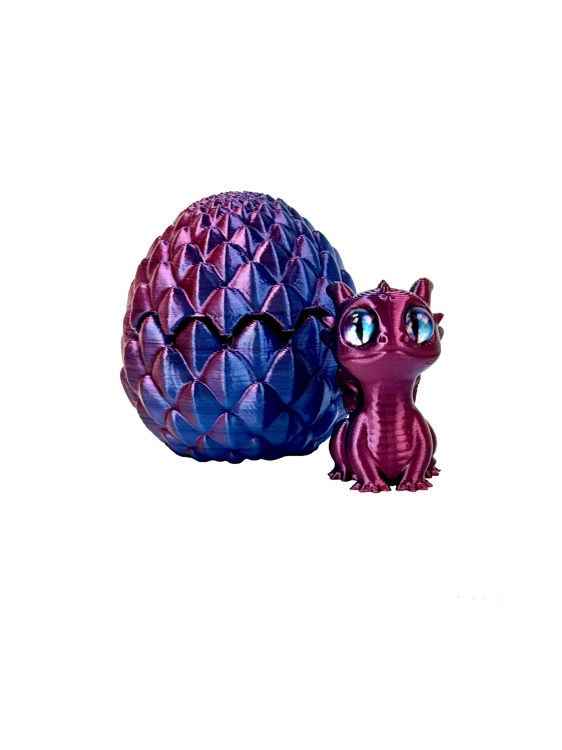 Huevo dragón con textura de escamas moradas y azules con grieta, junto a un pequeño dragón morado de ojos azules.