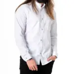 Hombre con camisa popelina manga larga blanca slim fit, cuello neru, de pie contra fondo blanco.