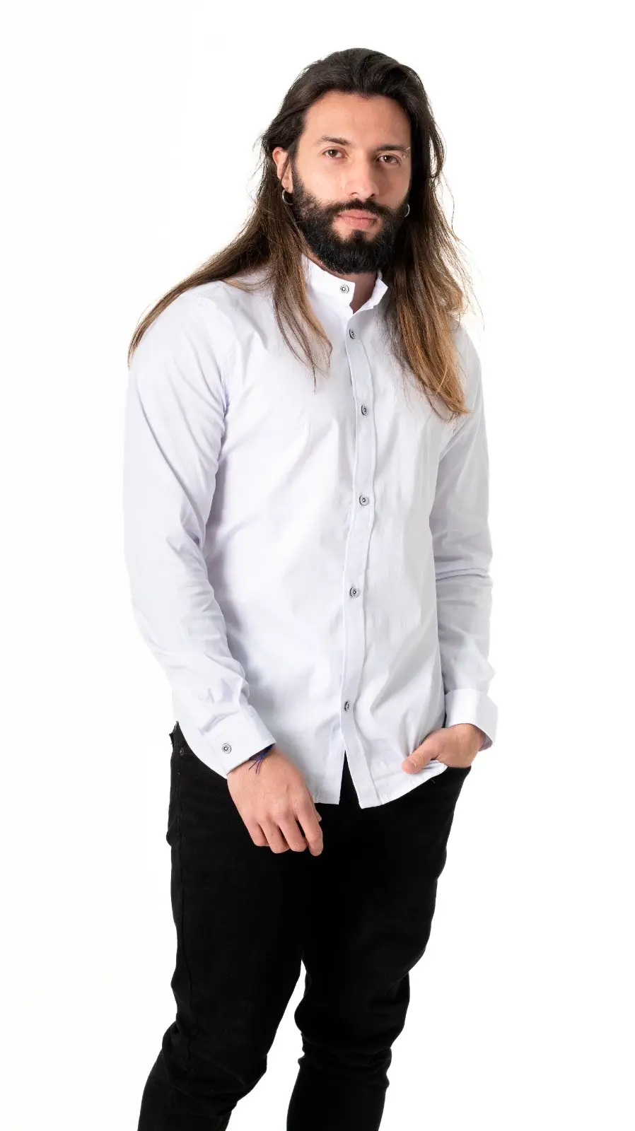 Hombre con camisa popelina manga larga blanca slim fit, cuello neru, de pie contra fondo blanco.