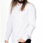 Hombre con barba vistiendo camisa popelina manga larga blanca slim fit, cuello neru, de pie sobre fondo blanco.
