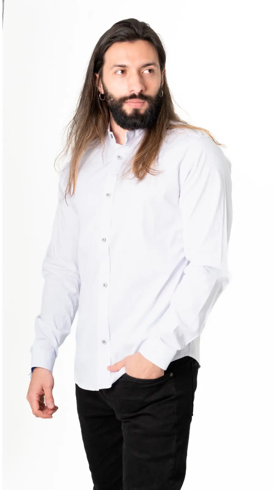 Hombre con barba vistiendo camisa popelina manga larga blanca slim fit, cuello neru, de pie sobre fondo blanco.