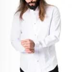 Hombre de cabello largo y barba oscura usa camisa popelina manga larga blanca slim fit con cuello neru y botones frontales sobre fondo blanco
