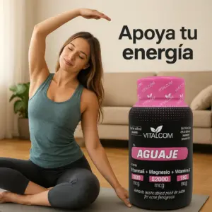 Frasco negro de suplemento en cápsulas masticables de Aguaje con tapa rosa, junto a mujer estirando sobre colchoneta.