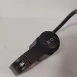Interruptor negro para manillar de moto con carcasa de aluminio, botón de tres posiciones y tornillo de ajuste hexagonal visible.