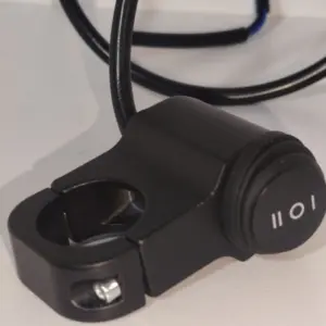 Interruptor de manillar negro mate para luces auxiliares de moto, con abrazadera de tornillo, botón I/O y cable eléctrico.