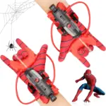 Guante rojo de Spiderman con lanzador negro en el antebrazo y manguera flexible, ideal para juegos de rol y piscina al aire libre.