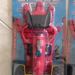 Guante de Spiderman rojo con telarañas negras y lanzador de agua con botón azul, en empaque de blíster para cosplay.