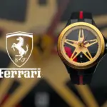 Reloj deportivo para caballero en negro y oro con correa de caucho, esfera inspirada en rines y escudo Ferrari.