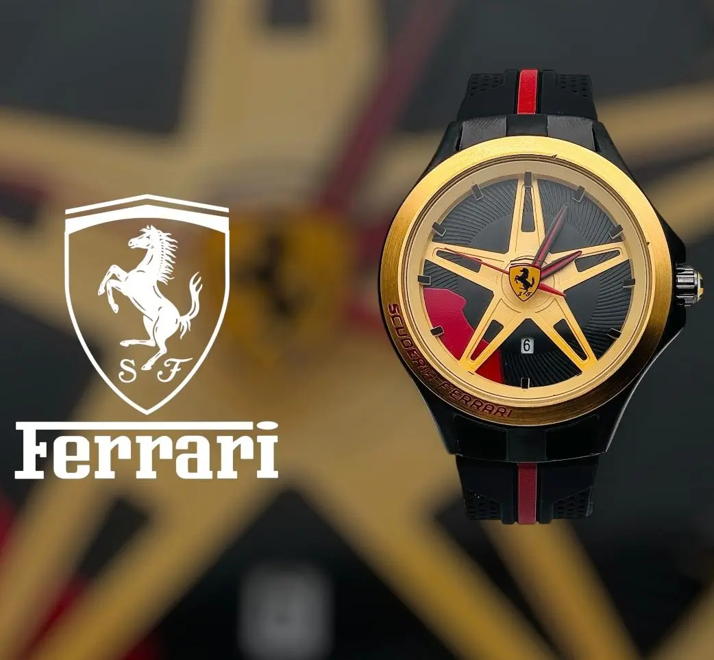 Reloj deportivo para caballero en negro y oro con correa de caucho, esfera inspirada en rines y escudo Ferrari.