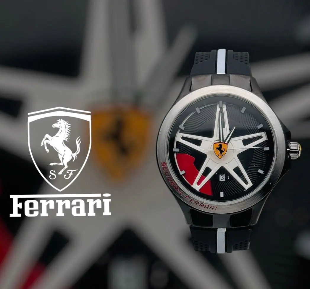 Reloj deportivo para hombre con correa negra de caucho, esfera inspirada en llanta y escudo Ferrari.