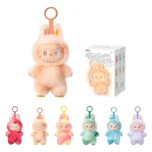 Figura coleccionable de vinilo Labubu en varios colores pastel y vibrantes, con peluche texturizado, orejas de conejo, rostro de dientes afilados y llavero superior, acompañada de su caja de empaque y seis variantes abajo.