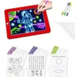 Pizarra LED roja con dibujo espacial brillante, cuatro rotuladores fluorescentes, paño de limpieza y plantillas impresas de actividades y dibujos.