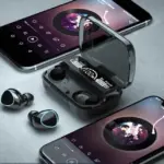 Audífonos inalámbricos M10 negros con estuche de carga digital y pantalla LED, acompañados de dos teléfonos inteligentes con música activa.