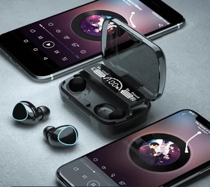 Audífonos inalámbricos M10 negros con estuche de carga digital y pantalla LED, acompañados de dos teléfonos inteligentes con música activa.